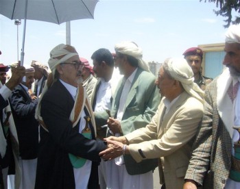 استقبال الشيخ عبد الله بن حسين الأحمر في مطار صنعا