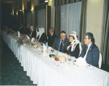 رئيس مجلس النواب مع نظيره المغربي أثناء المشاركة في مؤتمر البرلمانات العربية في الجزائر فبراير 2000م.