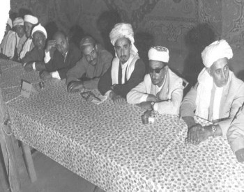 الشيخ عبد الله بن حسين الأحمر وإلى جانبه المناضل عبد السلام صبره وعن يمينه أحمد عبد ربه العواضي ثم الدكتور حسن مكي 1966م