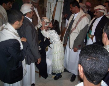 أيام عيد الفطر المبارك 1425هـ : حتى الأطفال يحبون الشيخ عبد الله بن حسين الأحمر