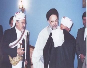 الشيخ عبد الله مع الرئيس الإيراني محمد خاتمي في زيارته لطهران من أجل القدس ويرى في الصورة العلامة أحمد الشامي .