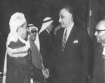 الشيخ عبد الله يصافح الزعيم الراحل جمال عبد الناصر أثناء المشاركة في مؤتمر القمة العربي في الجزائر 1970م