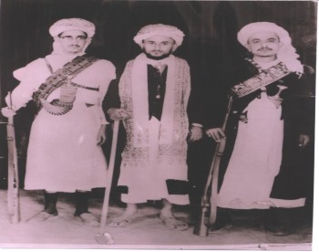 صورة نادرة في أواخر الخمسينات تجمع بين الشهيد حميد الأحمر والشيخ سنان أبو لحوم في الوسط والشيخ أمين أبو راس إلى يمين الصورة