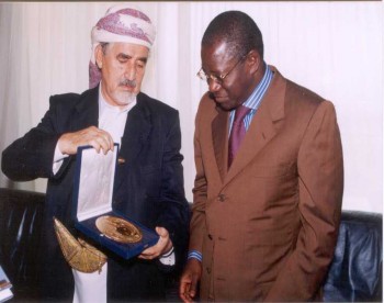 الشيخ عبد الله بن حسين الأحمر يتبادل الهدايا مع نظيره السنغالي الأخ باب ديوب أثناء المشاركة في المؤتمر الثالث لاتحاد مجالس الدول الأعضاء في منظمة المؤتمر الإسلامي الذي انعقد خلال الفترة من 7 – 10 مارس 2004م في العاصمة السنغالية داكار .