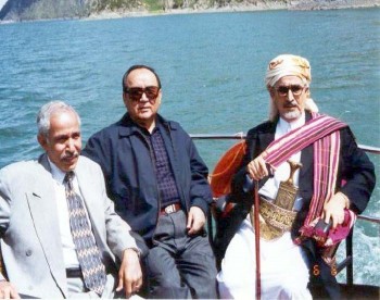 الشيخ عبد الله بجانب رئيس مجلس نواب مقاطعة شينج يانج ( تركستان ) ذات الحكم المحلي اثناء زيارته البرلمانية للصين في يونيو 1999م ويرى في الصورة عبد الواسع هايل سعيد