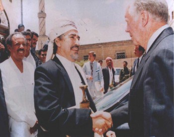 الشيخ عبد الله بن حسين الأحمر مستقبلاً الرئيس الأمريكي كارتر في منزله بالحصبة 1996م