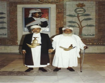 الشيخ عبد الله بن حسين الأحمر وإلى جانبه الشيخ علي العراده شيخ قبيلة آل فجيح – عبيده – 1997م