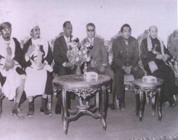 القاضي عبد الله الحجري إلى اليمين ثم  الرئيس الحمدي قبل توليه السلطه ثم الفريق حسن العمري ثم الشيخ  عبد الله بن حسين   الأحمر إلى يسار الصورة
