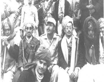 كان التنسيق مستمراً بين قبائل حاشد والجيش المصري لمواجهة أعداء الثورة والجمهورية وفي الصورة يظهر الشيخ عبد الله بن حسين الأحمر في إحدى اللقاءات مع قيادة الجيش المصري 1965م