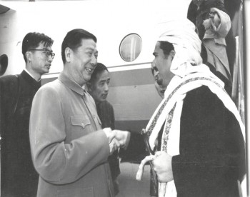 النظير الكوري الشمالي مستقبلاً الشيخ عبد الله أثناء زيارته البرلمانية لكوريا الشمالية  1974م