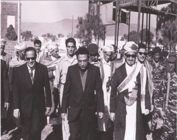 الشيخ عبد الله بن حسين الأحمر مع الرئيس الحمدي ورئيس وزرائه العيني 1975م .