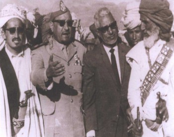 الشيخ عبد الله بن حسين الأحمر والزعيم السلال والنعمان والشيخ عبد الله حمود صليح في مؤتمر الجند بالقاعدة 1965م