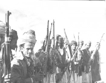 قبائل حاشد استعداد دائم للقتال مع الجمهورية ضد الملكيين 1966م وهم يعشرون بالبنادق ترحيباً بالضيف
