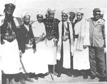 الشيخ عبد الله حضر مؤتمر حرض 1965م الذي عقد للمصالحة بين الجمهوريين والملكيين ويرى في الصورة أحمد الشامي مفوض الملكيين والمشائخ نعمان بن قائد بن راجح والعميد علي سيف الخولاني والمناضل عبد السلام صبره