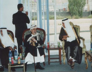 الشيخ عبد الله وبجانبه صاحب السمو الملكي الأمير تركي الفيصل.