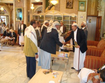 الشيخ صادق يستقبل المهنئين بعيد الفطر المبارك 1429هـ 