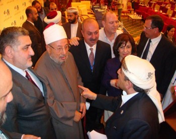 الشيخ صادق مع الشيخ الدكتور يوسف القرضاوي فى مؤتمر مؤسسة القدس السادس بالدوحة 13-10-2008 (2)