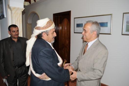 الشيخ صادق مصافحا السفير التركي في مكتبه