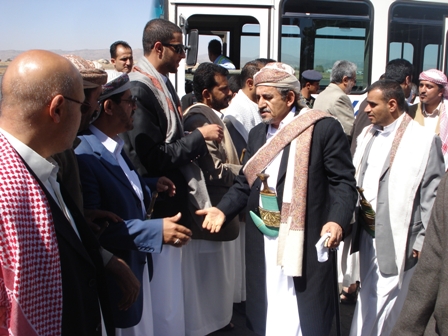الشيخ صادق مصافحا المستقبلين أثناء وصول جثمان الفقيد