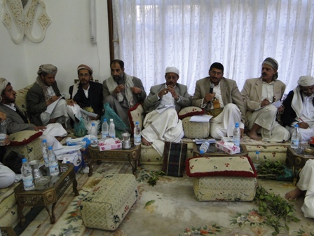 الباحث محمد عزان محاضرا خلال المنتدى