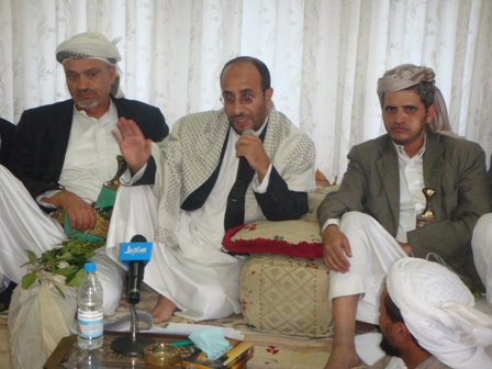 الدكتور أحمد الدغشي محاضرا خلال جلسة المنتدى
