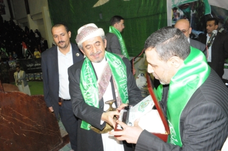 الشيخ صادق يتسلم درع حماس