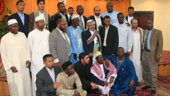 صورة تذكارية للشيخ صادق مع خريجي المعهد 